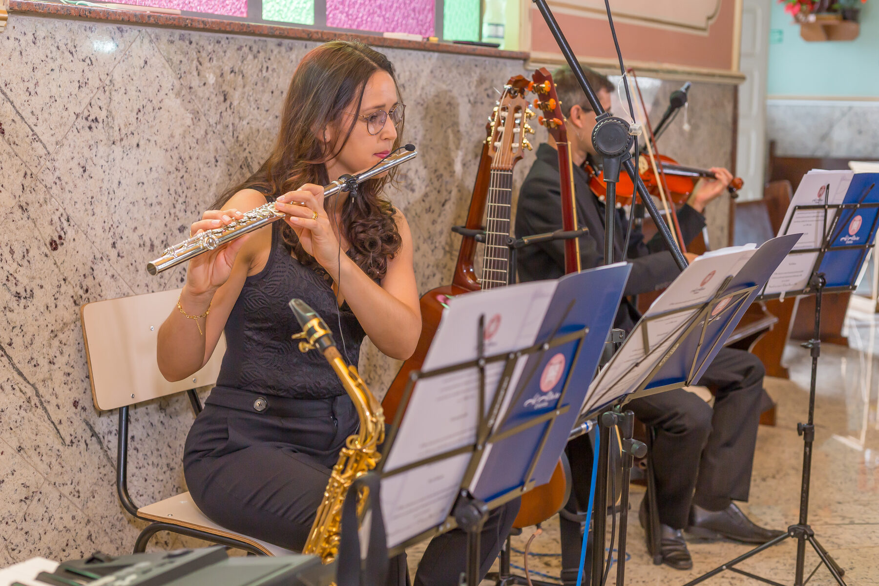 Flautista acompanhada de violão e violino